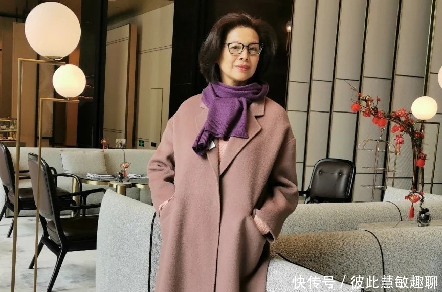 老年人|谁说老年人只能烫小卷?这几种大卷发型时髦减龄,也非常适合老人