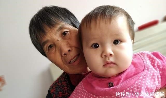 妈妈|46岁妈妈偶遇46岁奶奶，明明是同一年龄，差距却一目了然！