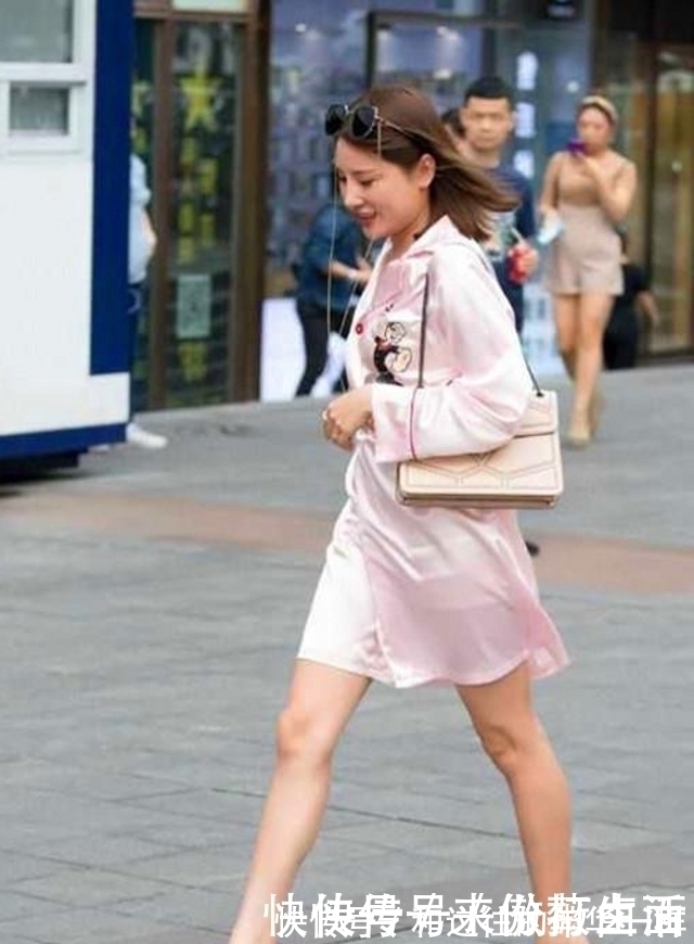 时尚范|路人街拍,小姐姐一字肩和牛仔热裤搭配,充满时尚范