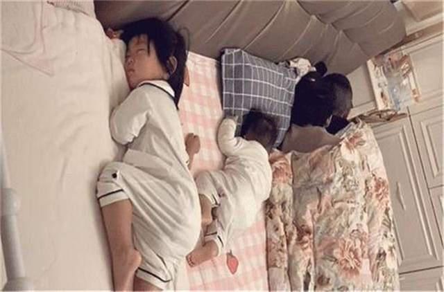 真爱|一家四口的“睡姿”火了,网友看到后纷纷调侃:父母果然是真爱