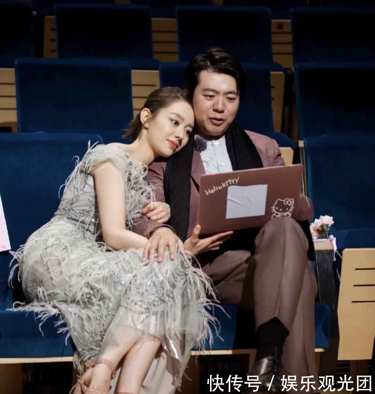 戒指|吉娜穿羽毛裙秀细腰,伸手摸郎朗眉毛太甜了,郎朗送DR钻戒表告白