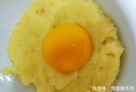 外酥|土豆创意做法火了,1个土豆1个蛋黄,不用油炸,外酥里嫩吃着香