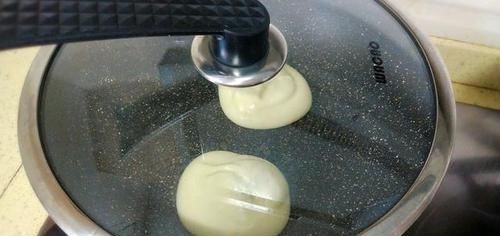 最近很红的舒芙蕾松饼,在家也能轻松搞定,做法很简单