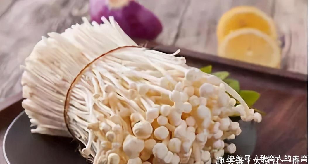 家人|天冷了要多吃金针菇,教你饭店秘制做法。酸辣开胃,家人抢着吃