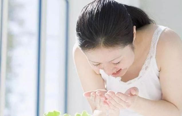 脸上有这三个表现的女生,说明皮肤在变好,颜值蹭蹭往上涨