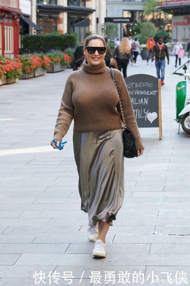 凯莉·布鲁克穿长袖针织毛衣搭亮面裙秋意满满,墨镜白鞋休闲十足