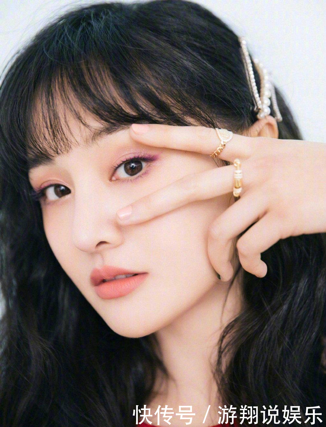 告别冬季沉闷,娜扎热巴都在画彩色眼线,个性又吸睛,时髦精必备