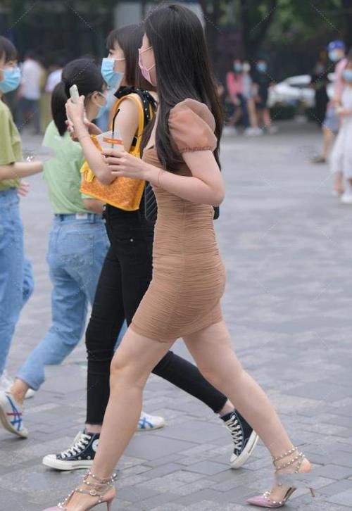 高品质咖色褶皱裙，精致细密的褶皱尽显华美大气