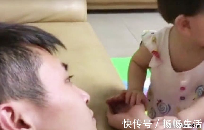 爸爸|萌宝打爸爸一巴掌,看见爸爸脸色不好,宝宝赶紧撒娇喊爸爸