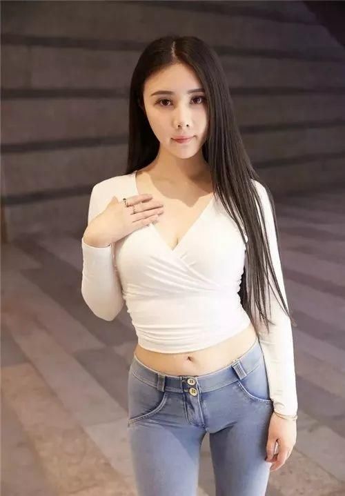 紧身|美女小姐姐，穿着紧身牛仔裤，性感时尚百搭！