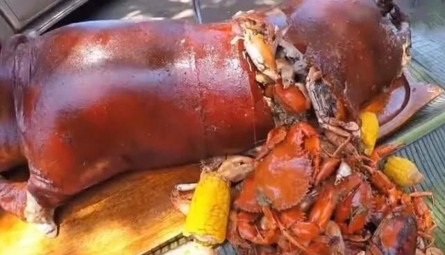 当地传统|去越南旅游吃“烤乳猪”,没忍住1200元买了一整只,切开后这是烤猪