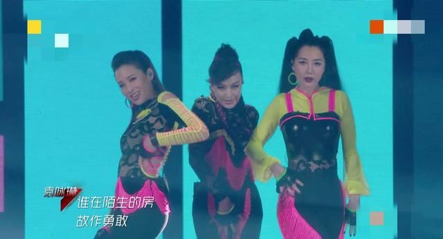 《姐姐》票数不公？观众还原现场差距大，唱歌半开麦看不清人影