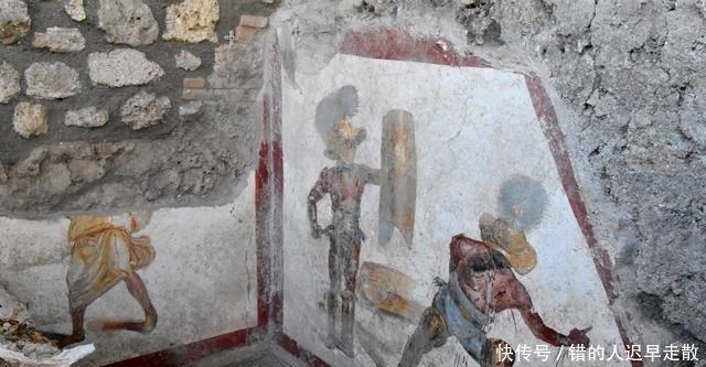 古代角斗士如何认输?庞贝新挖出的壁画揭秘:伸出一根手指指天