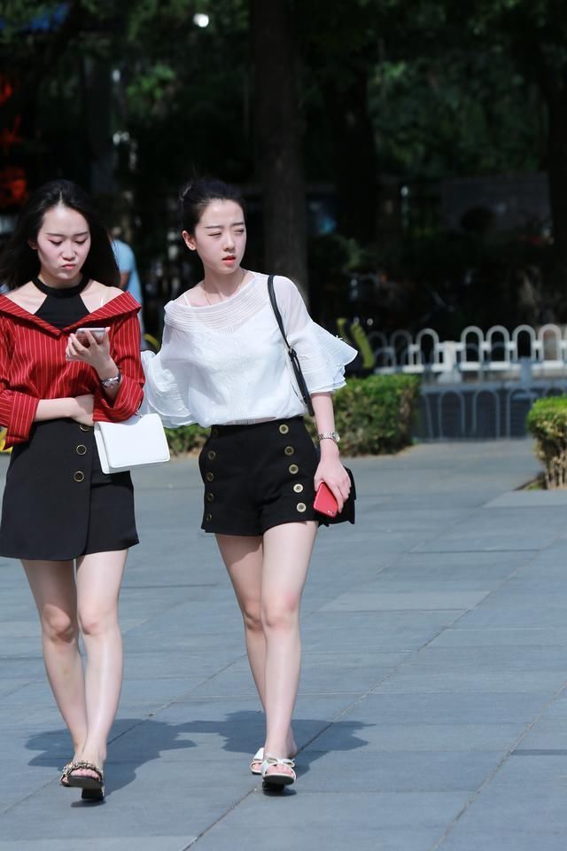 时尚|街拍:手机不离手,小姐姐们都舍不得放在包里