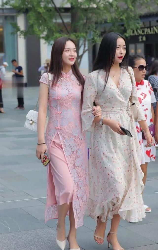 吊带裙 两个闺蜜耍小心思,连衣裙搭配中分,忍不住多看几眼