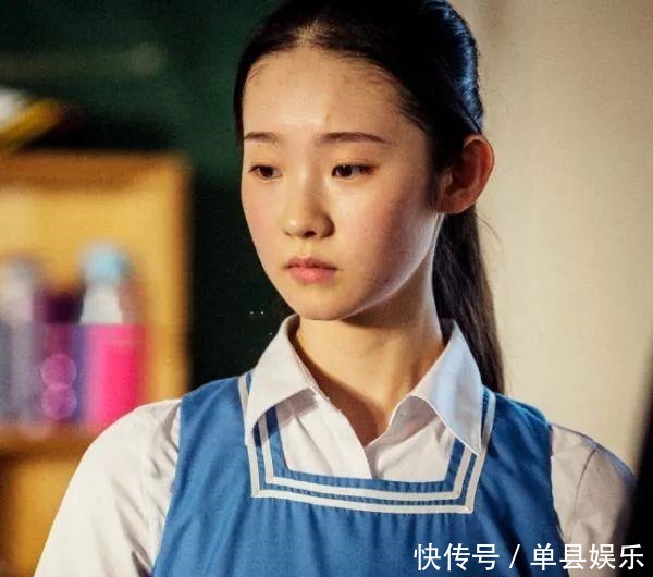 张艺凡遭镜头怼脸拍,真实颜值暴露,脸上小疙瘩抢镜