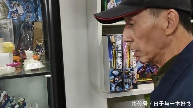 二次元|七十岁老人看着一墙模玩手办,回忆自己的童年,玩具不只是二次元