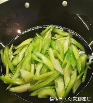 家常芹菜菜谱，芹菜炒虾仁，清爽可口，营养美味，适合夏天