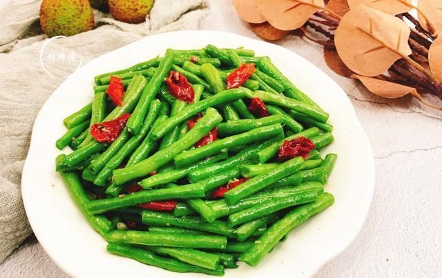 炒豆角,有人先焯水,有人直接就炒教你饭店大厨的做法,太香了