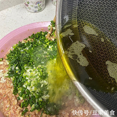 大肉包子|色香味俱全，米饭配香喷喷的大肉包子，下饭绝杀