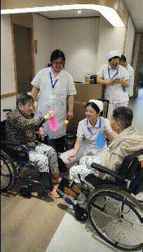 |搞笑GIF:我都不敢这么p,她却敢这么长!