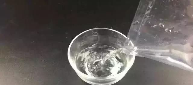 运动鞋千万别用清水洗，教您一招，鞋子干净不变形，省时又省力