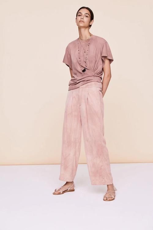 春天的穿搭，如何彰显女性的魅力？单品与颜色搭配缺一不可！