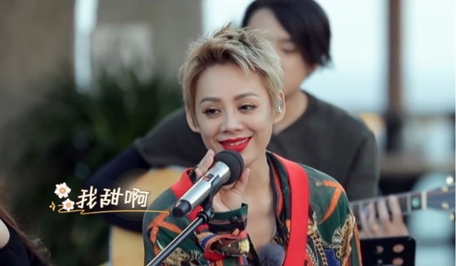 当年蹲在张国立脚边说话,宁静表情谄媚,一旁的章子怡满脸不屑