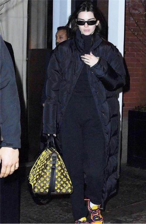  高级|穿大衣和羽绒服只知道选黑色？2020流行色来了，好看又高级