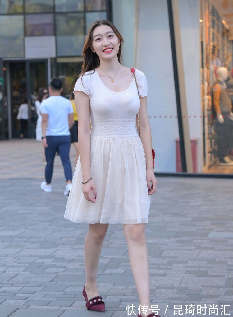 小绿 美女脚上一双白色的尖头高跟鞋,清新又充满着优雅的气息