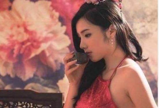 肚兜|古代的女性穿肚兜来遮羞，可内裤没发明之前，下身该穿什么呢