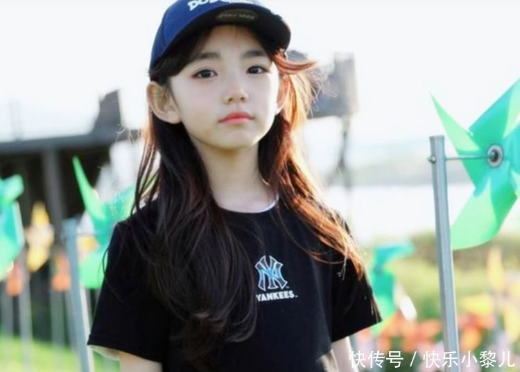 坏人|5岁“超惨童模”，每天一顿饭还没肉，妈妈故作心痛：你不能长高