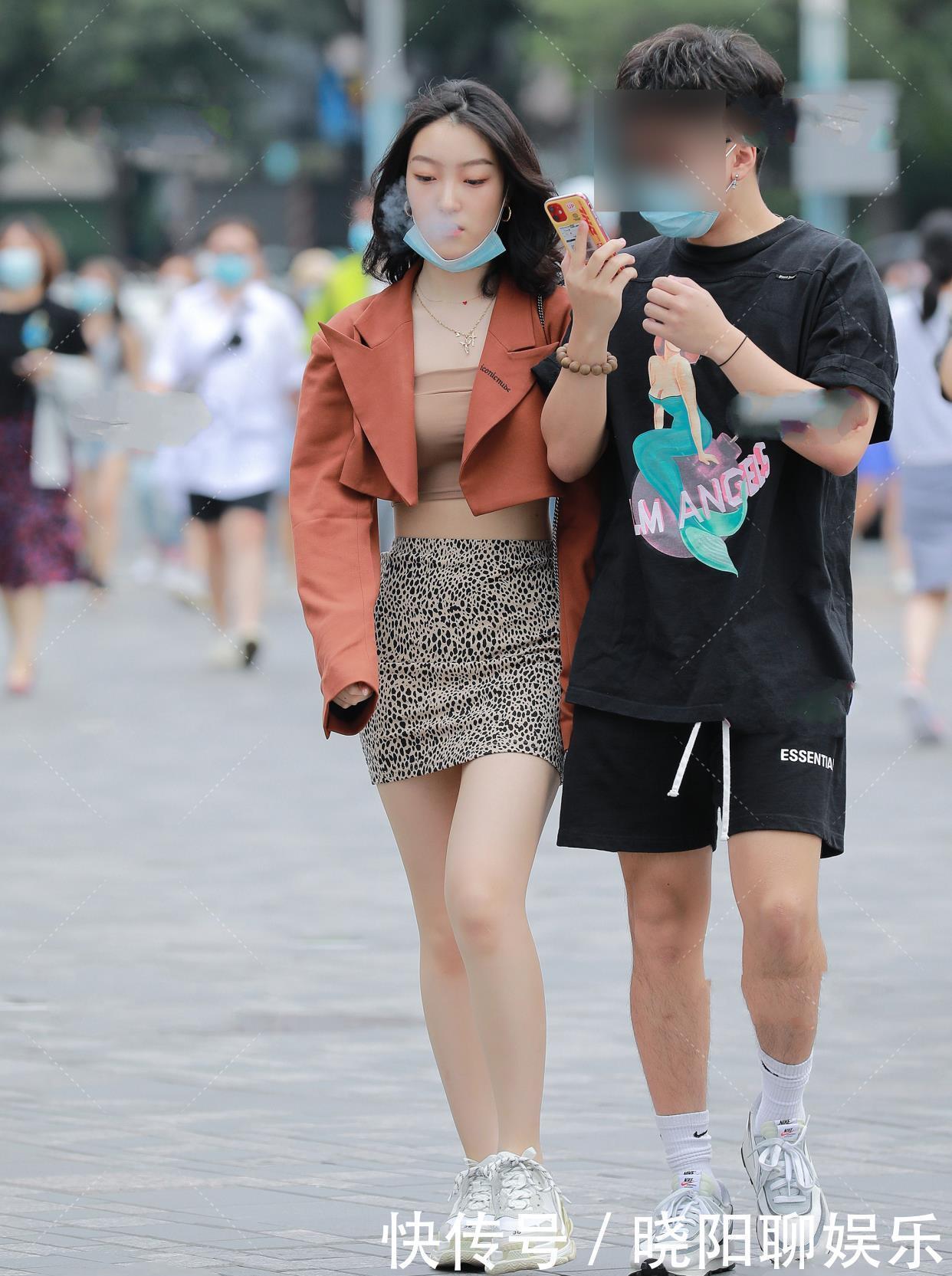 橘红色|橘红色短款西装搭配豹纹短裙，性感又时尚