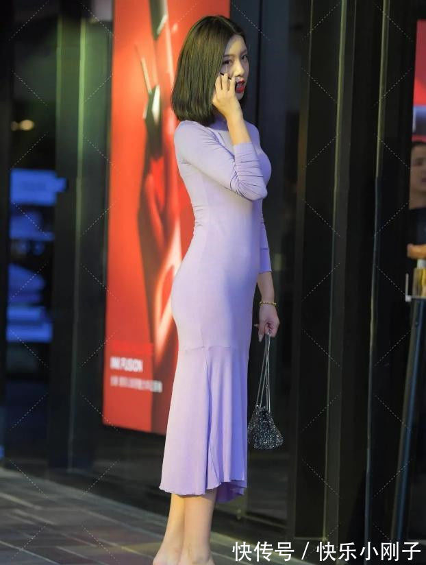 曼妙 美女一席紫色修身包臀裙,时尚靓丽,展现高挑好身材