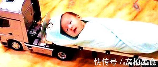 画面|爸爸在家带娃,妈妈不放心就突击检查,打开门看到这画面笑出了声