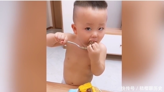 家务|一岁多萌娃单手打鸡蛋,穿尿不湿炒菜,网友:忘喝孟婆汤的大厨