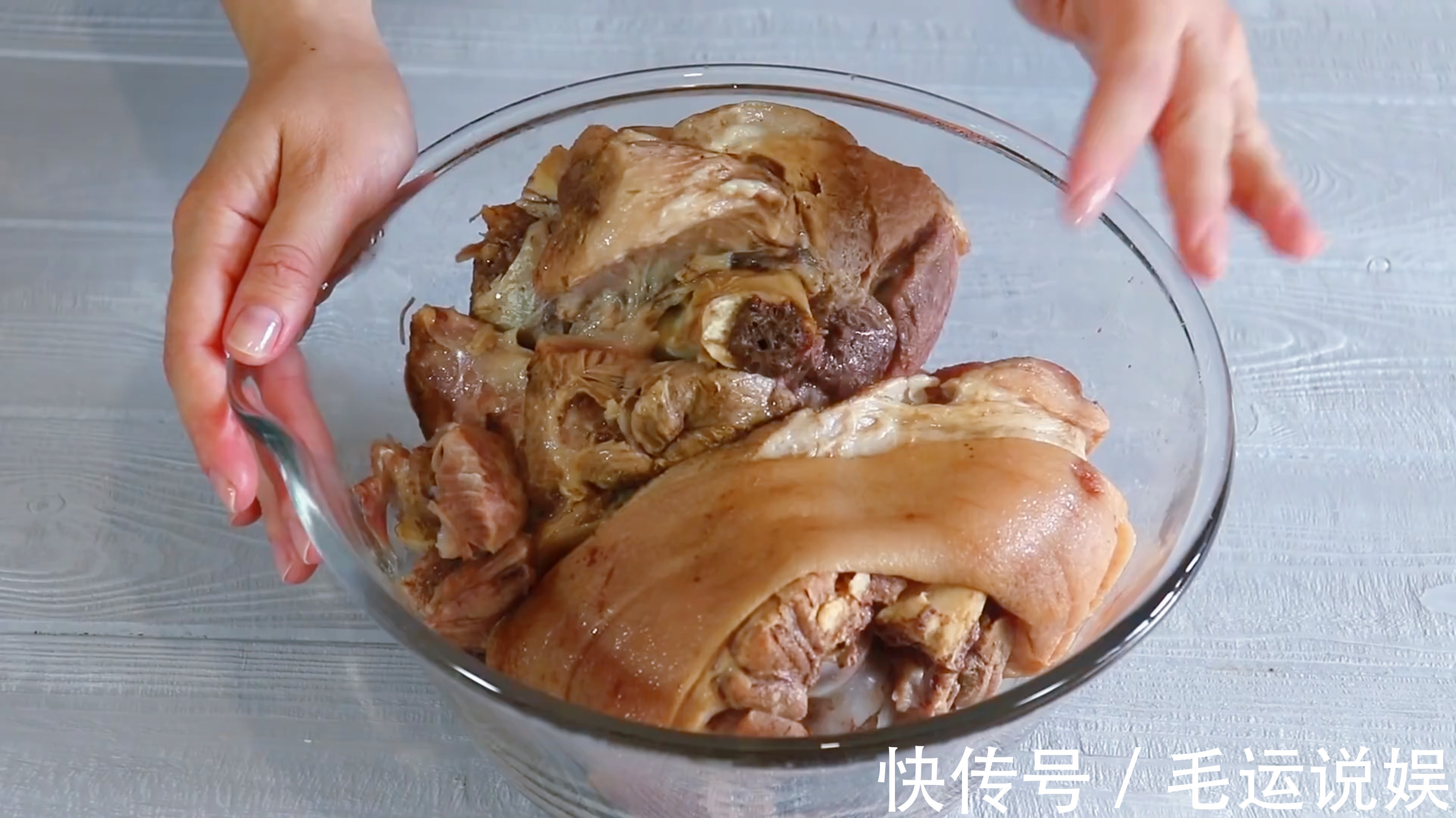 猪肉|把猪肉装到矿泉水瓶子里,12小时后变成美味香肠,做法头一次见