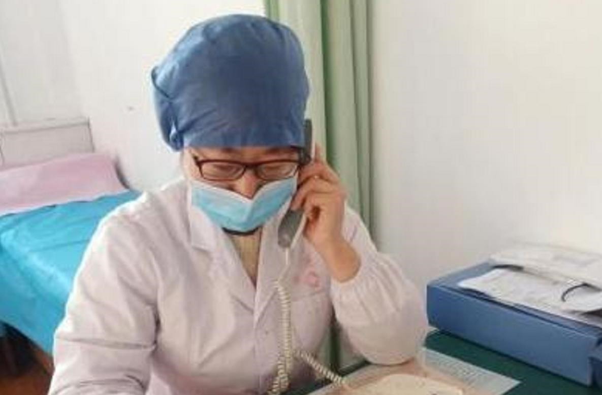 医院|孩子高烧医院排队400号,医生只顾打私人电话,网友:自作自受