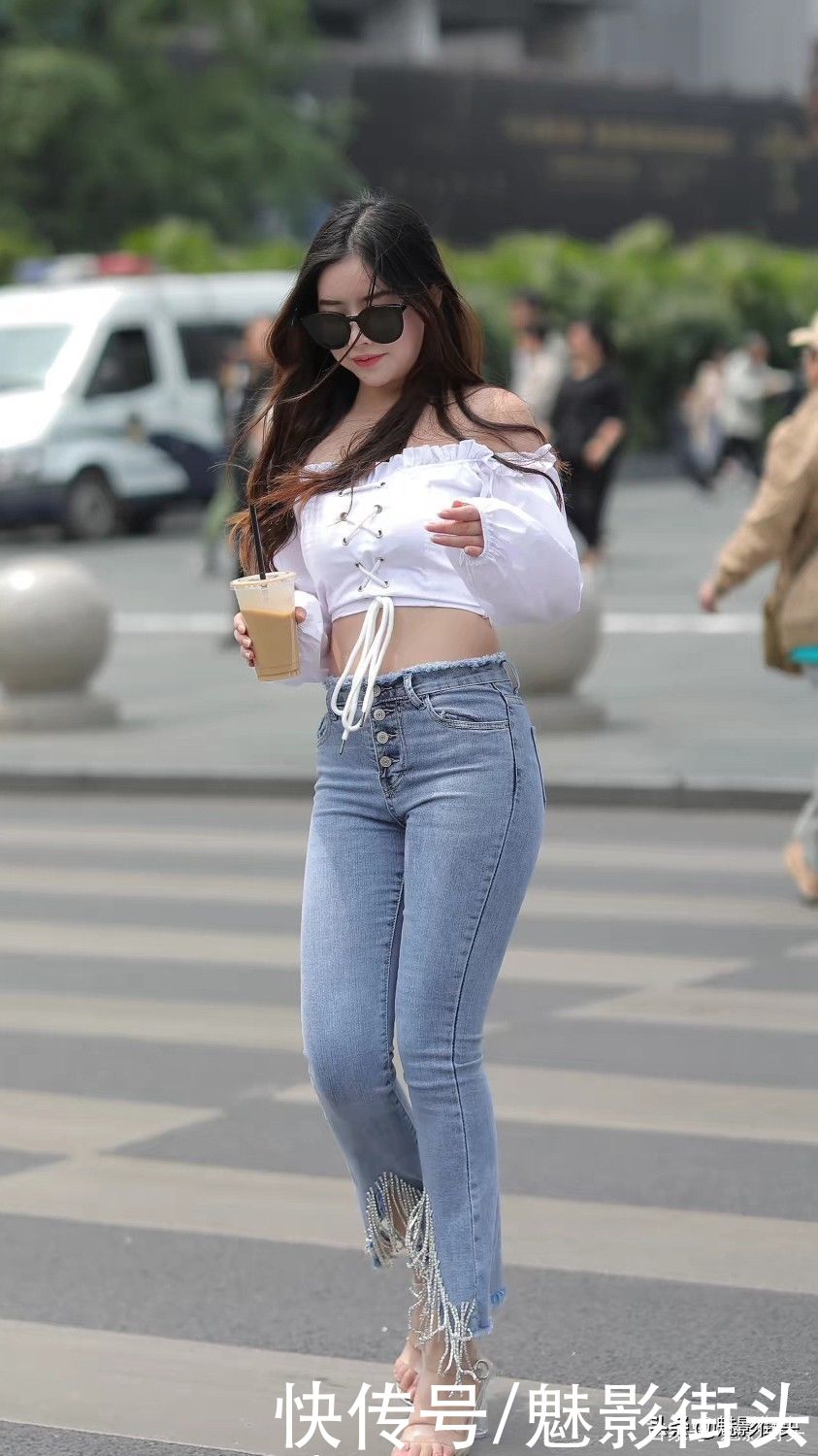 女生|短上衣+高腰牛仔裤，小个子女生这样穿，显高显瘦还提升衣品
