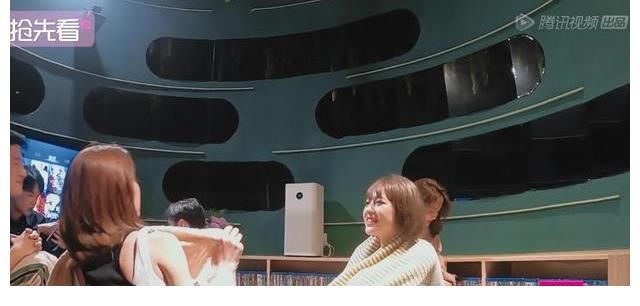 心动的信号|《心动的信号》女嘉宾关系微妙，女2女3线上线下互动，女1遭冷落
