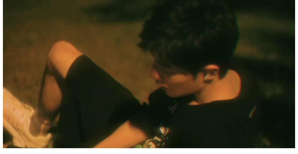 肖战放风筝氛围感大片来袭，是童心未眠，也是压抑太久的天性释放