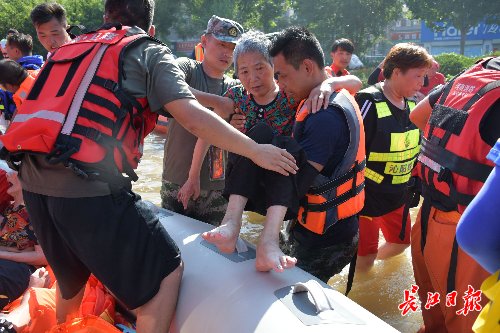 新乡|各地救援人员在新乡