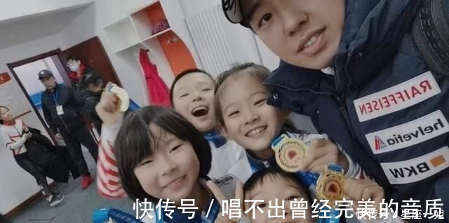短道速滑|8岁女孩滑冰比赛摔了一跤,却俘获千万网友的心,连姚晨也哭了