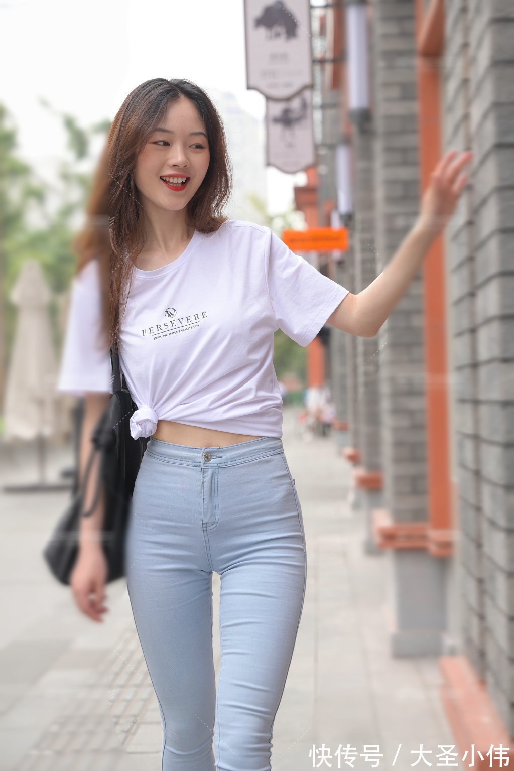 穿搭|美女街拍:美女穿搭白色衬衫上衣,搭配休闲的牛仔裤,看着也不错