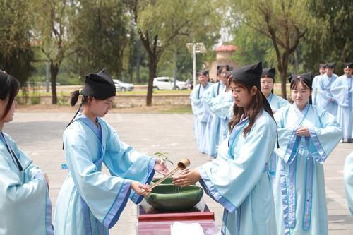 戚同文|穿汉服，诵读经典，行拜师礼三全书院师生体验古代书院文化