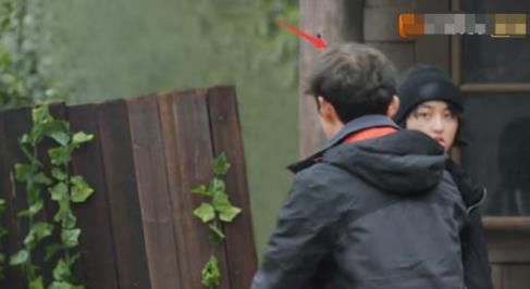 46岁何炅老师也难敌变老?录综艺时额头戴假发片,两鬓发量稀疏