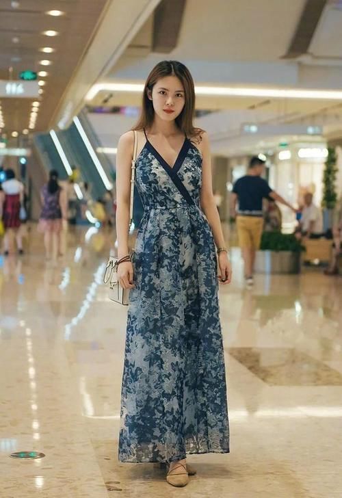街拍：春天必不可少的碎花裙，优雅时尚显气质，吸睛显瘦又减龄