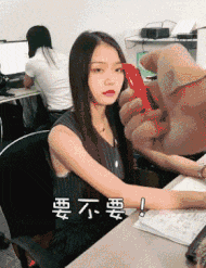 |搞笑GIF段子:在公厕里,忽然听到厕间有人说话