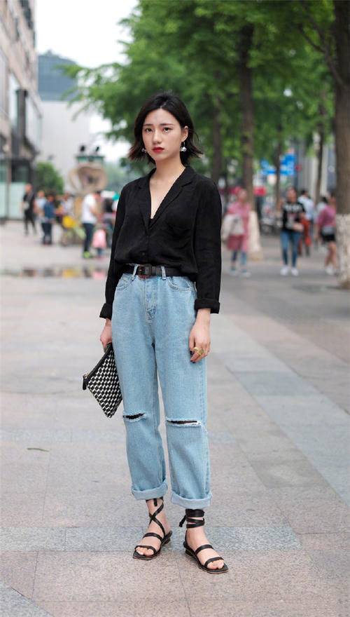 高跟鞋 入秋后凉鞋就收起来吧!今年流行的“方头靴”,时髦不说还显腿长