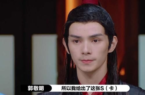 《演员请就位》首轮竞演收官，何昶希坐沙发面色凝重，表情太尴尬
